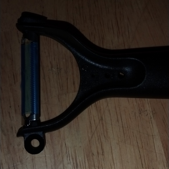 Tupperware Ergonomic 5-n-1 Horizontal Peeler Citrus Herbs Multipurpose Red Black - Picture 15 of 16